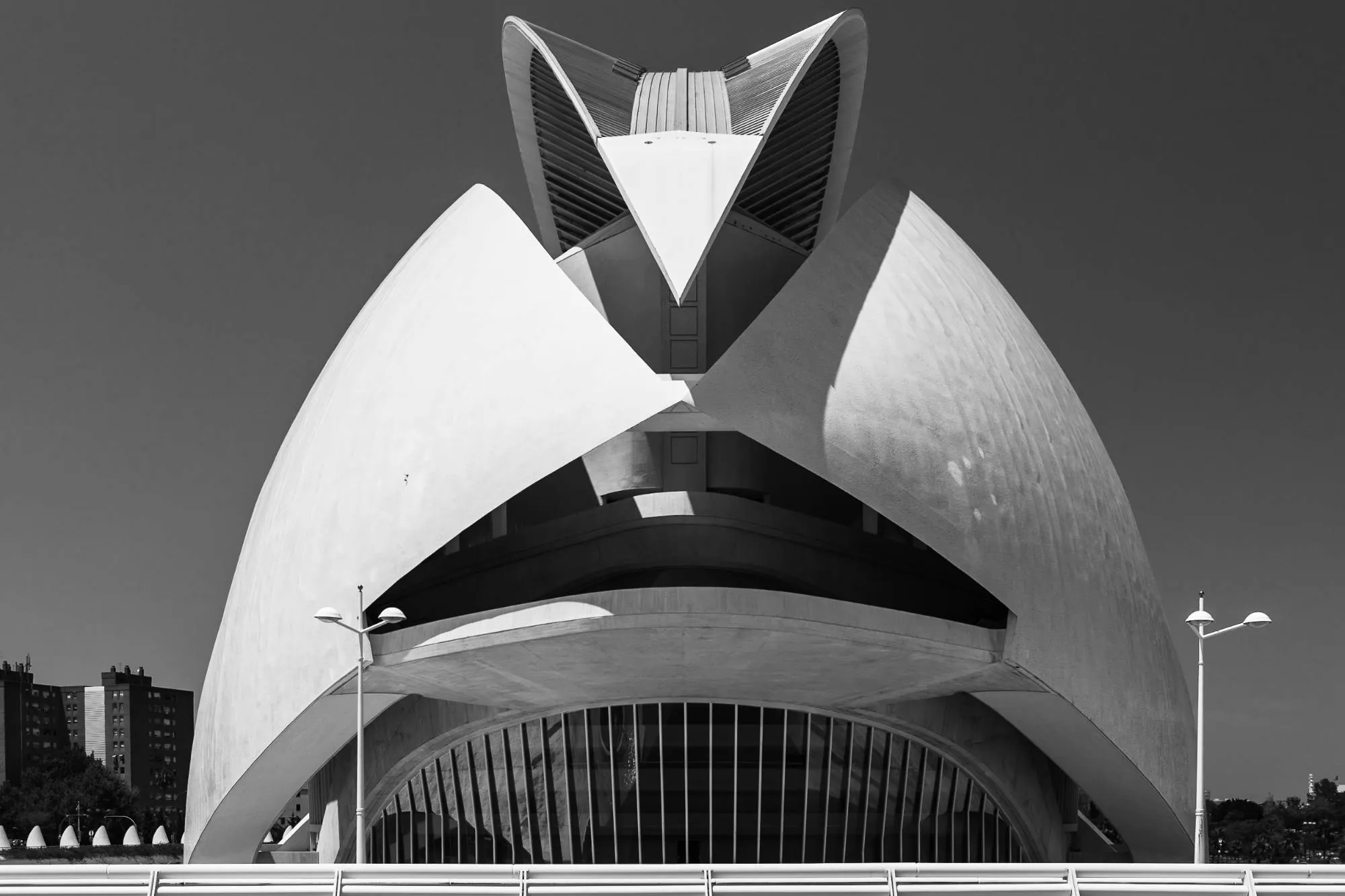 Sweeping white sculptural façade rising against a clear sky — architectural photography by Selçuk Çınar